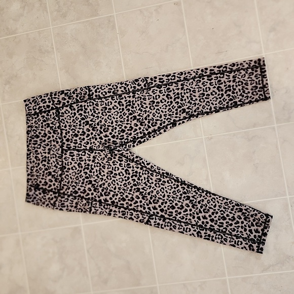 Leopard print womens leggings/Capri size XL athletic wear - Picture 1 of 6